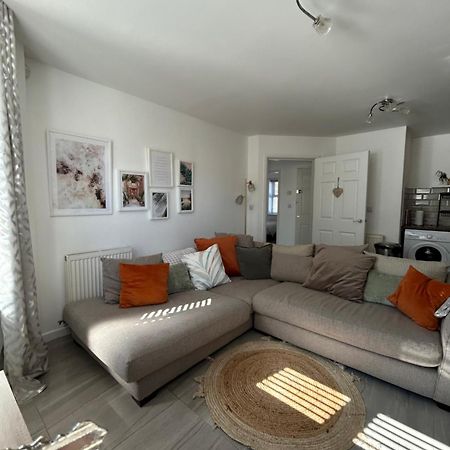 Dawley Modern 2 Bed Apartment With Free Parking And Netflix מראה חיצוני תמונה