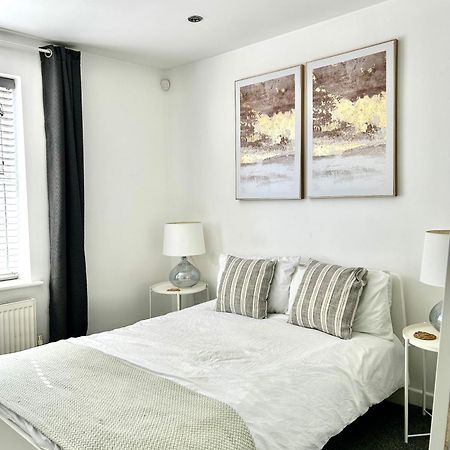 Dawley Modern 2 Bed Apartment With Free Parking And Netflix מראה חיצוני תמונה