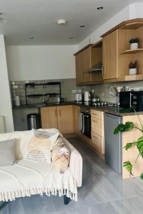 Dawley Modern 2 Bed Apartment With Free Parking And Netflix מראה חיצוני תמונה