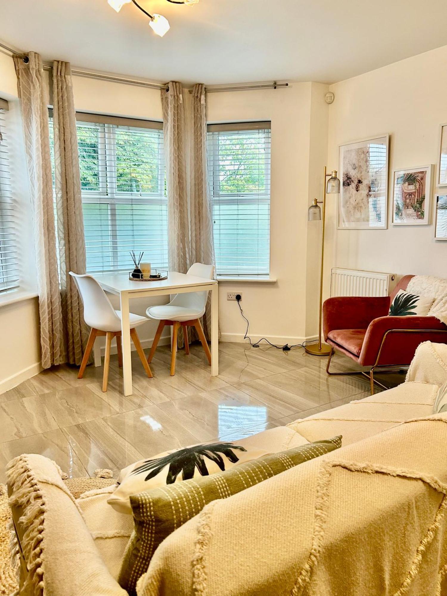 Dawley Modern 2 Bed Apartment With Free Parking And Netflix מראה חיצוני תמונה