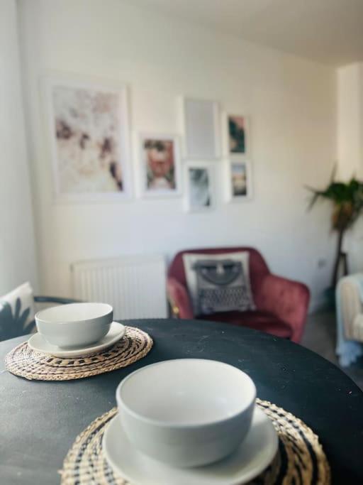 Dawley Modern 2 Bed Apartment With Free Parking And Netflix מראה חיצוני תמונה