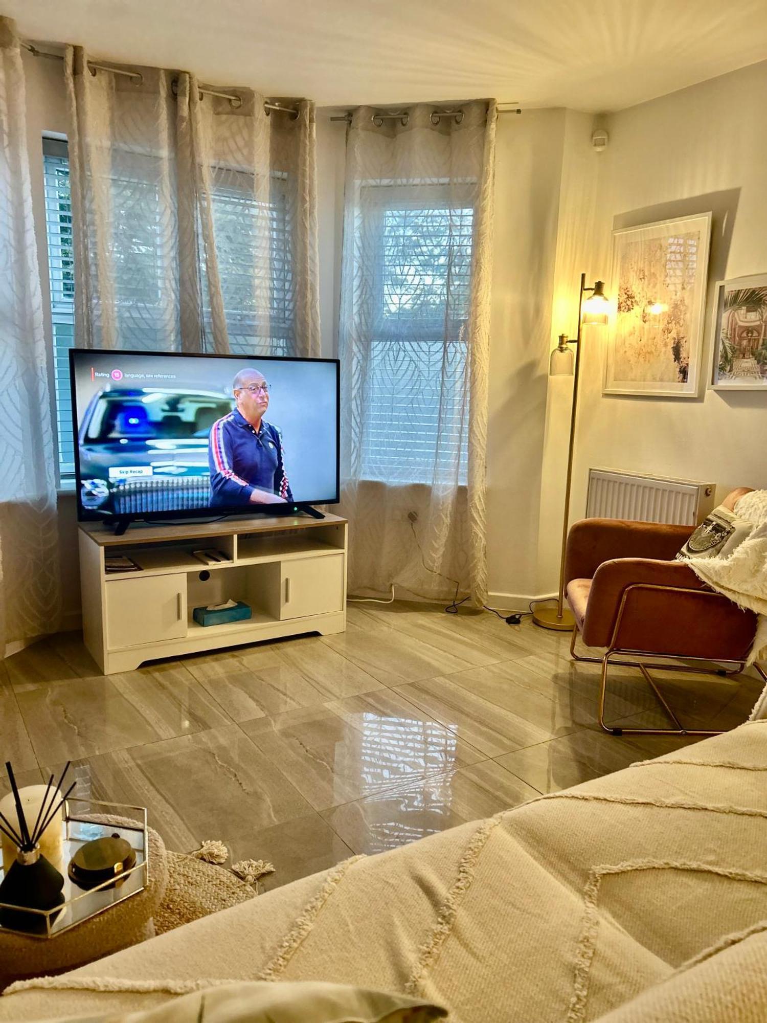 Dawley Modern 2 Bed Apartment With Free Parking And Netflix מראה חיצוני תמונה
