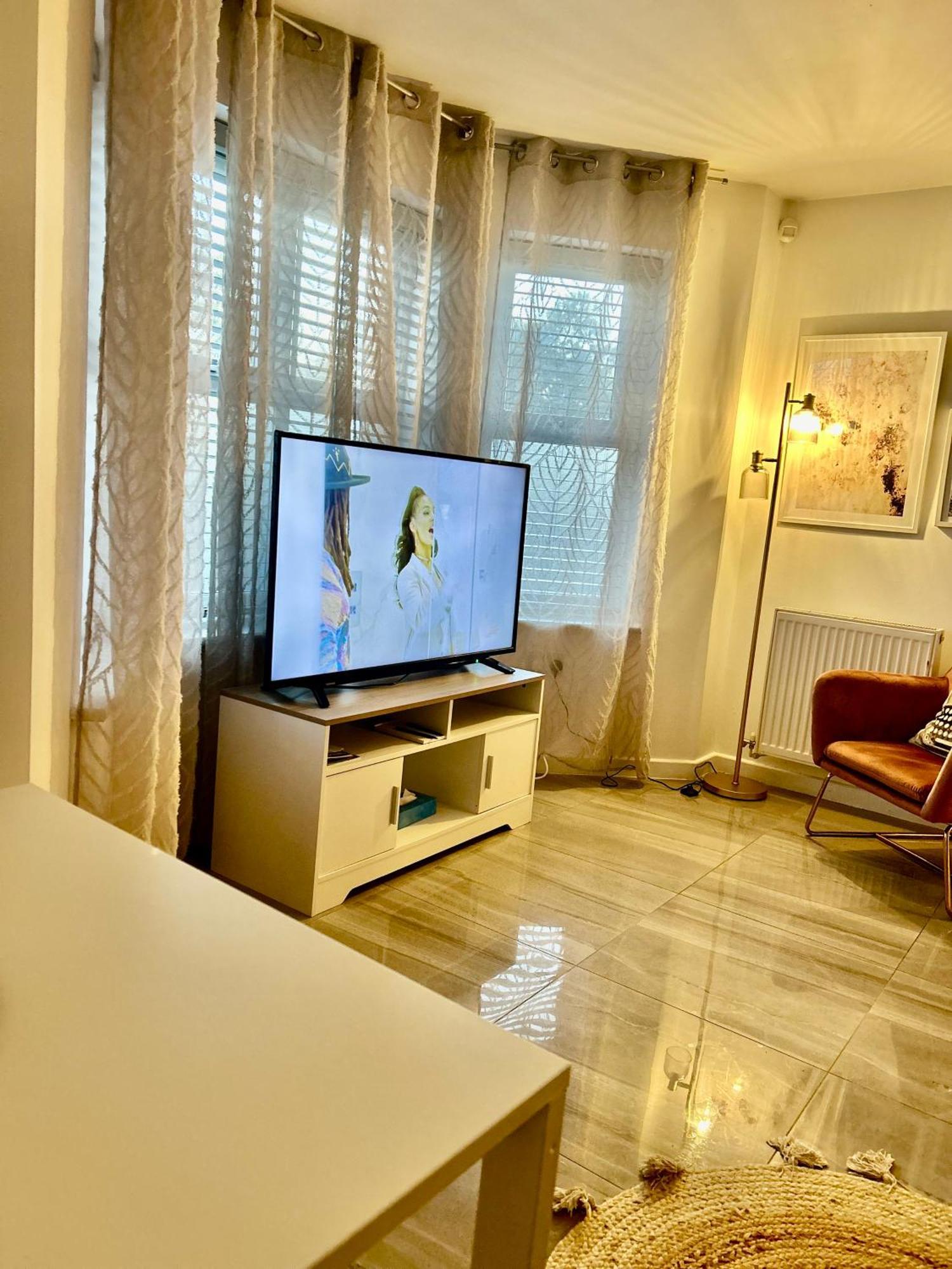 Dawley Modern 2 Bed Apartment With Free Parking And Netflix מראה חיצוני תמונה