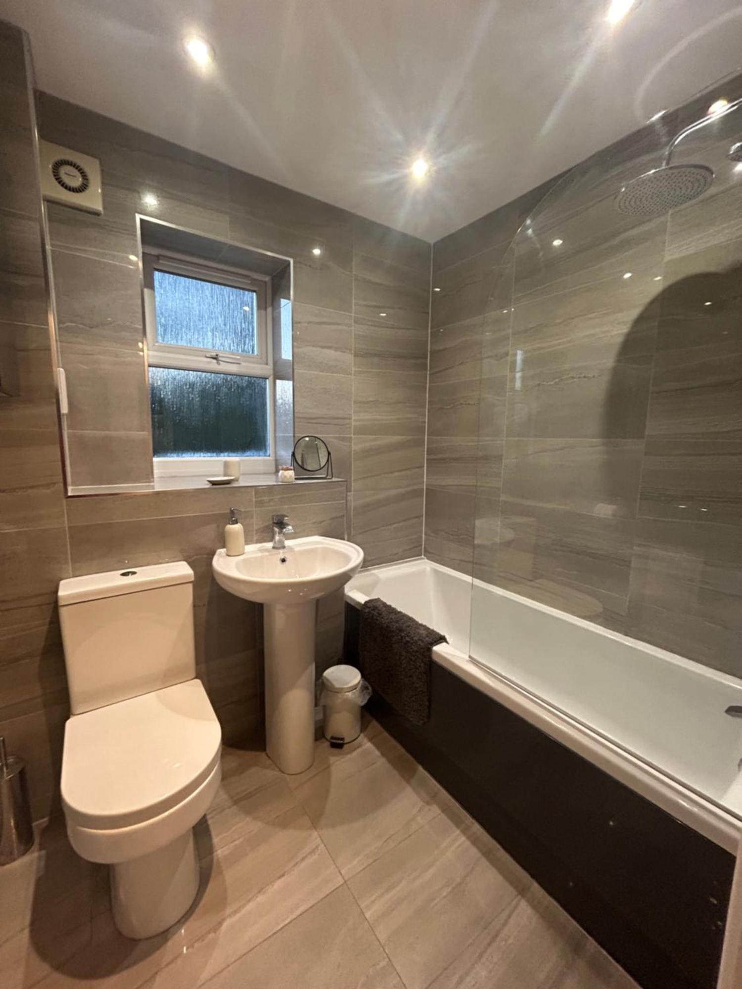 Dawley Modern 2 Bed Apartment With Free Parking And Netflix מראה חיצוני תמונה