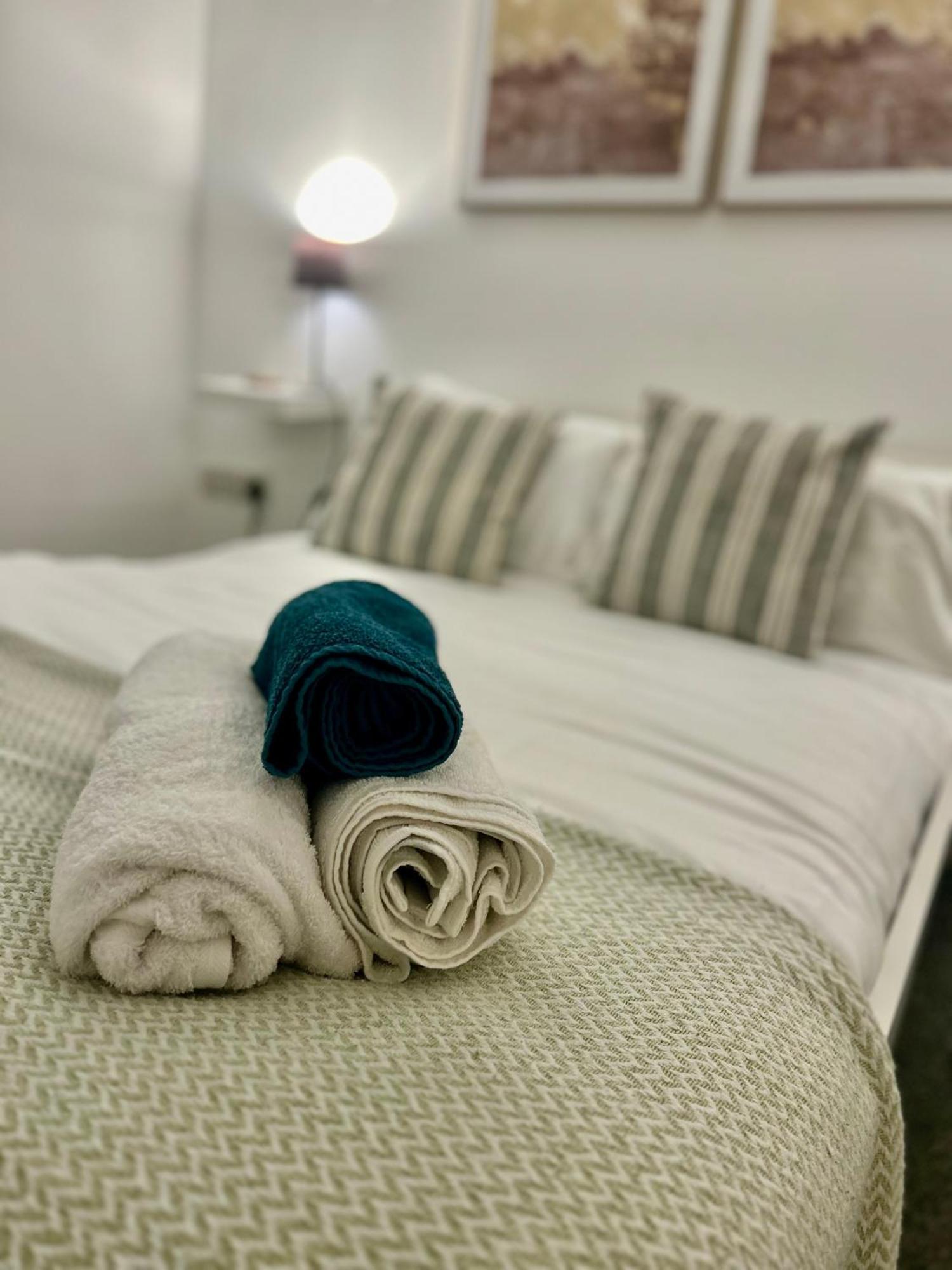 Dawley Modern 2 Bed Apartment With Free Parking And Netflix מראה חיצוני תמונה