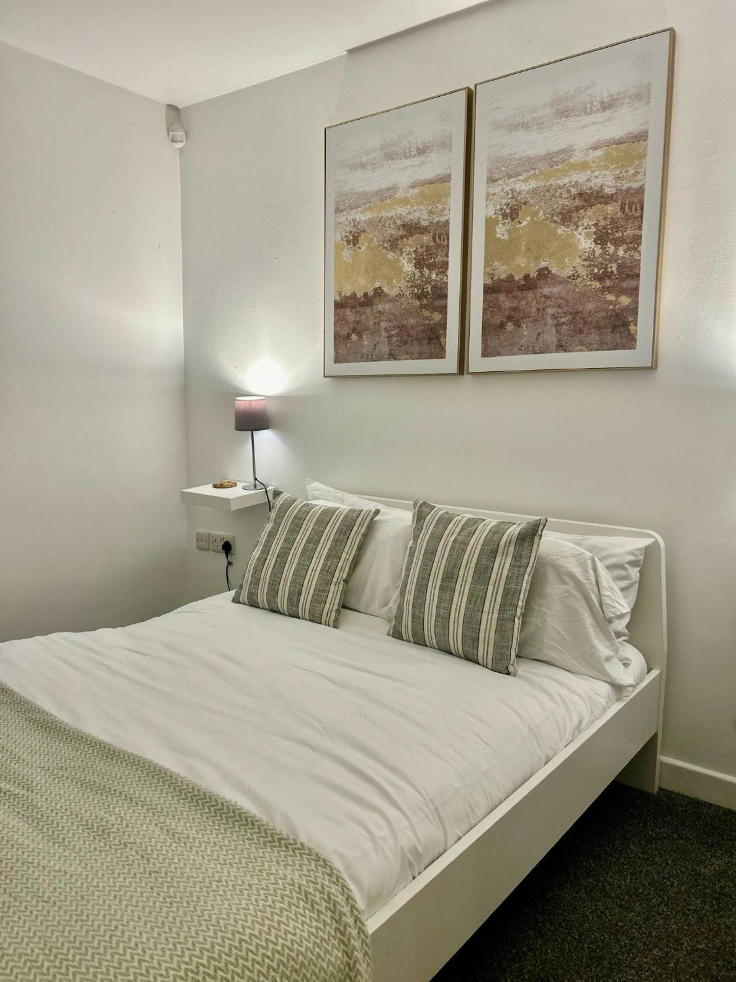 Dawley Modern 2 Bed Apartment With Free Parking And Netflix מראה חיצוני תמונה