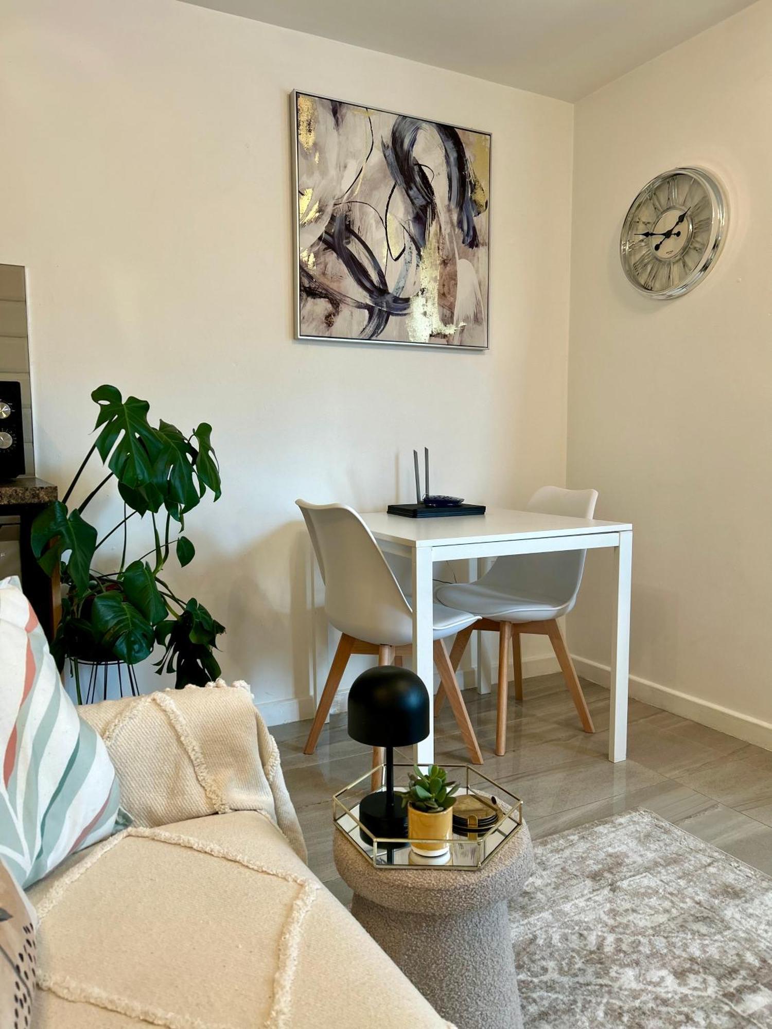 Dawley Modern 2 Bed Apartment With Free Parking And Netflix מראה חיצוני תמונה