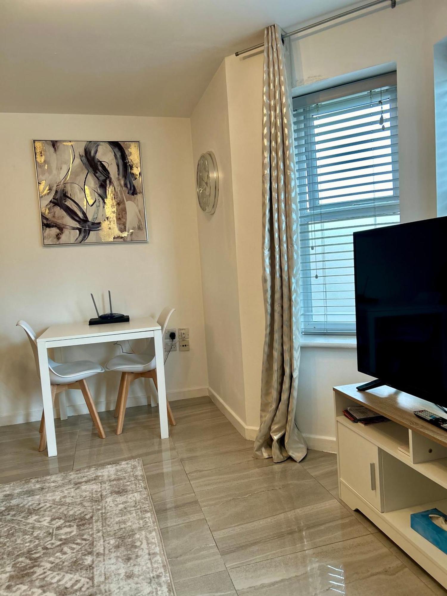 Dawley Modern 2 Bed Apartment With Free Parking And Netflix מראה חיצוני תמונה