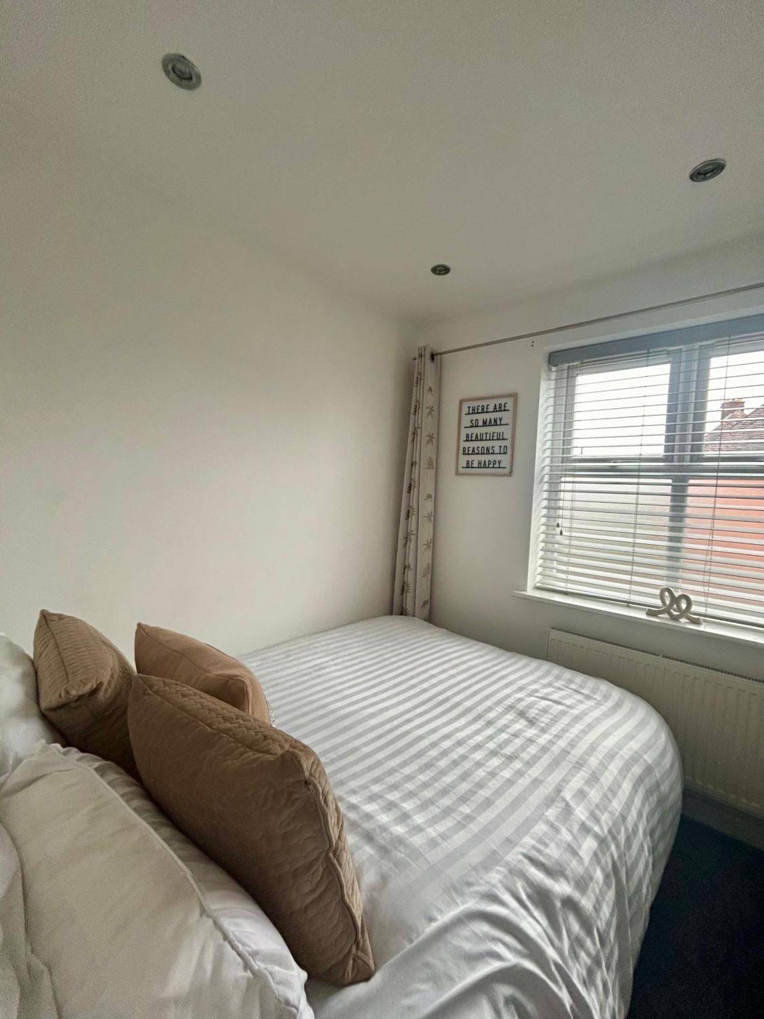 Dawley Modern 2 Bed Apartment With Free Parking And Netflix מראה חיצוני תמונה