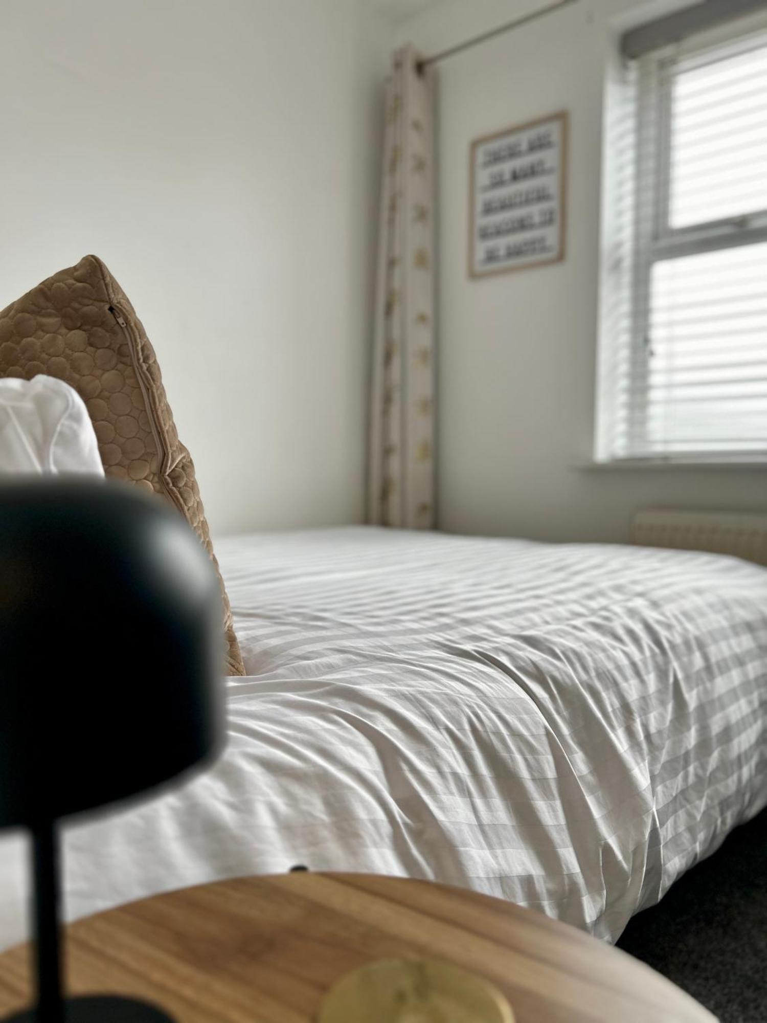 Dawley Modern 2 Bed Apartment With Free Parking And Netflix מראה חיצוני תמונה