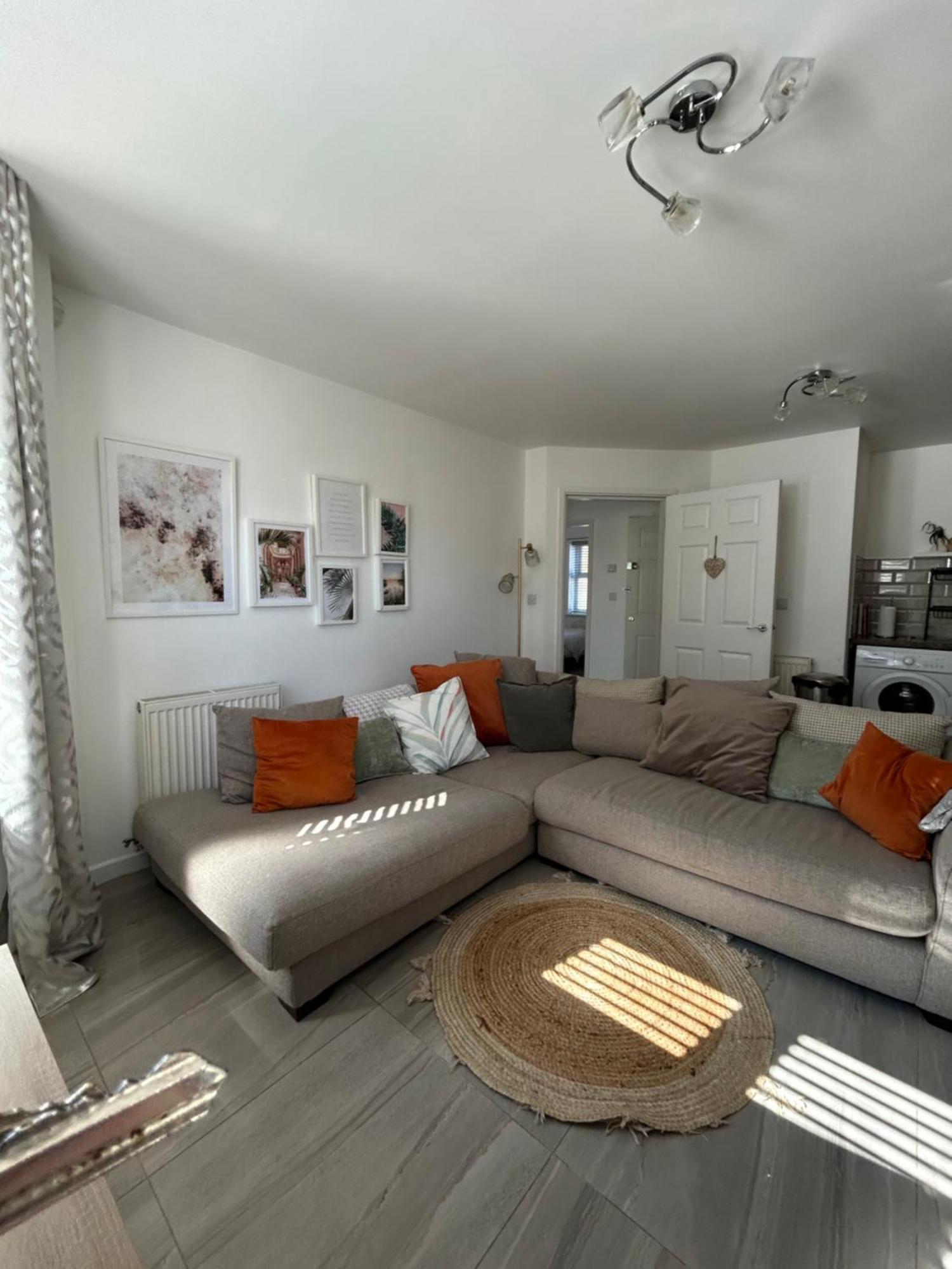 Dawley Modern 2 Bed Apartment With Free Parking And Netflix מראה חיצוני תמונה