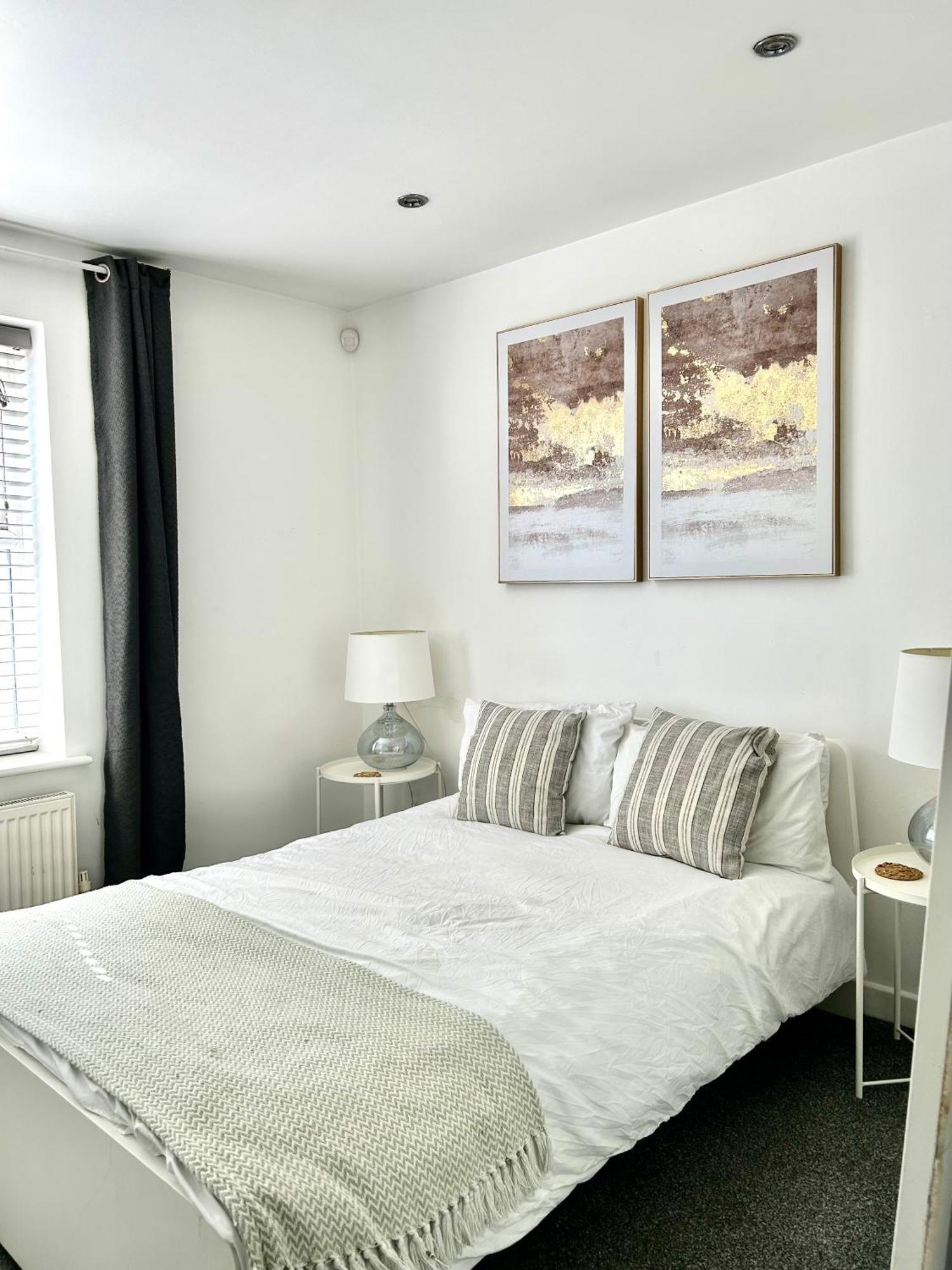 Dawley Modern 2 Bed Apartment With Free Parking And Netflix מראה חיצוני תמונה