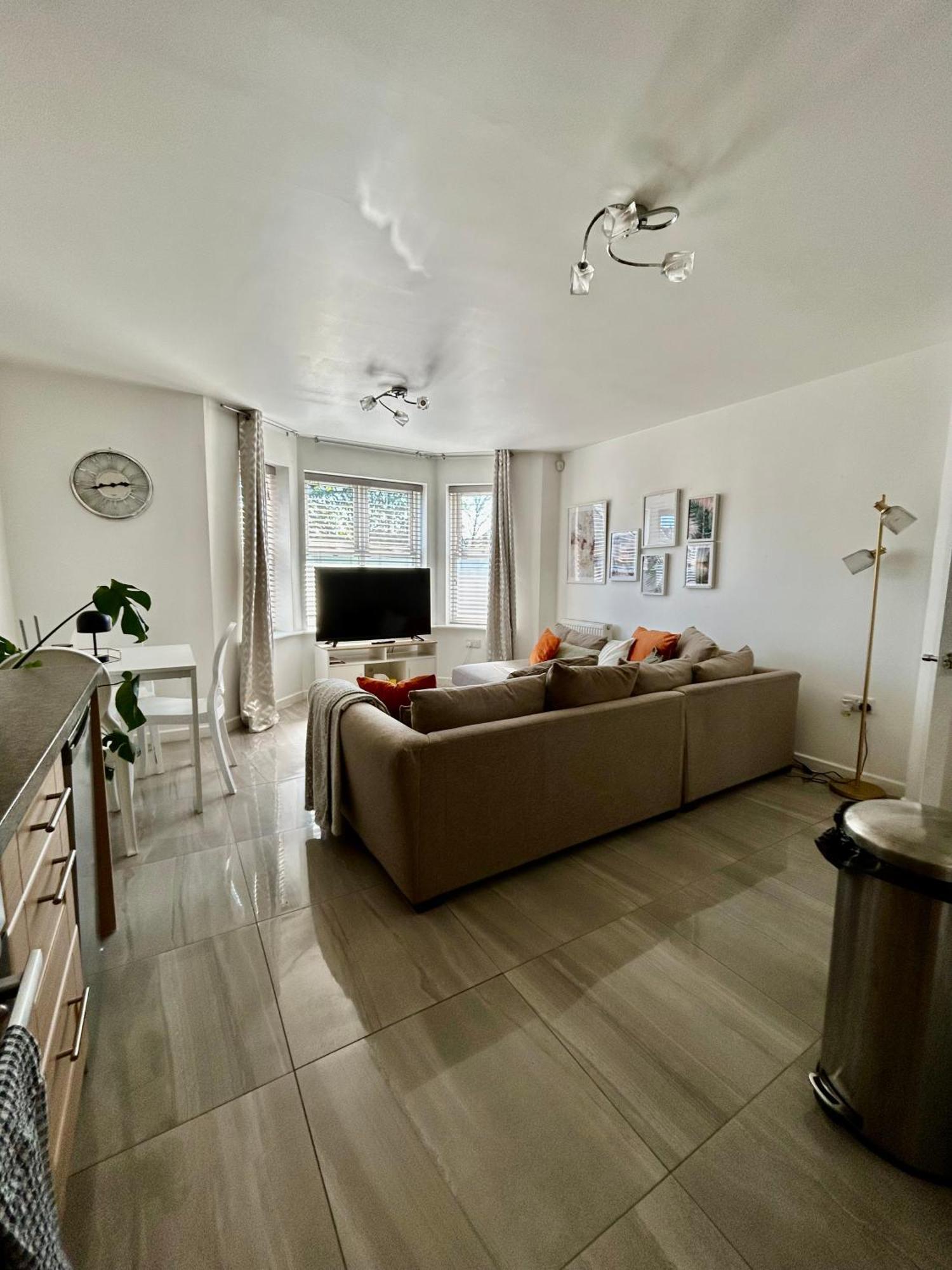 Dawley Modern 2 Bed Apartment With Free Parking And Netflix מראה חיצוני תמונה