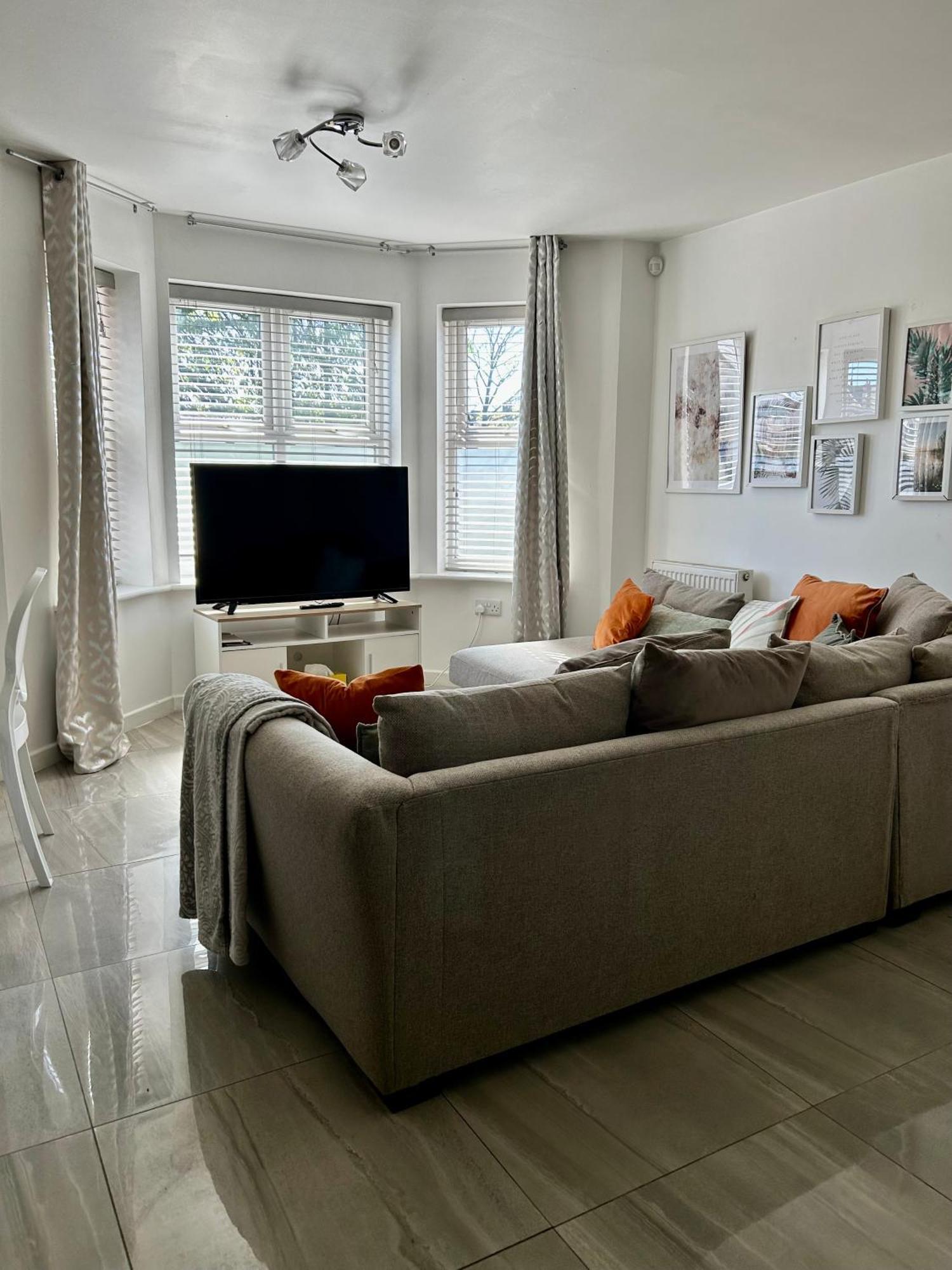 Dawley Modern 2 Bed Apartment With Free Parking And Netflix מראה חיצוני תמונה